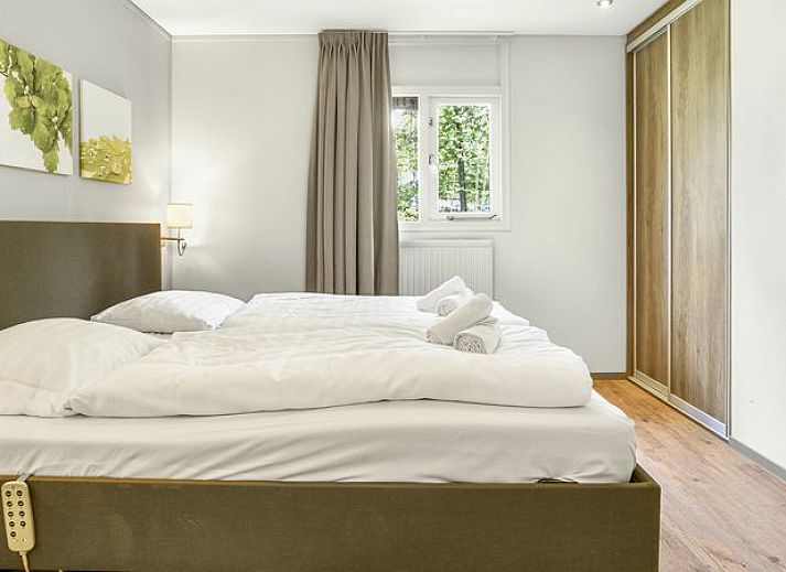 Buitenkant van Heideheuvel 4-persoons bungalow in Beekbergen, Veluwe, omgeven door groene natuur.