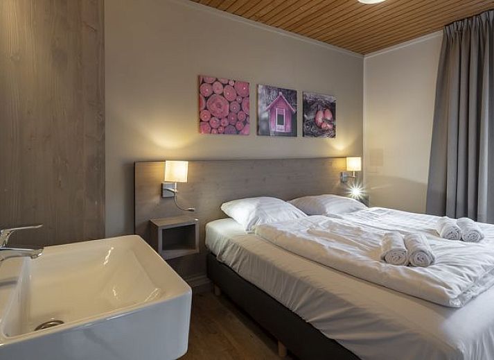 Moderne keuken met eethoek in Heideheuvel 4-persoons bungalow 4C1, Beekbergen, Veluwe.