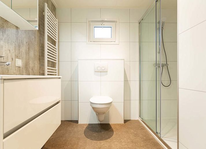 Leijhoeve Ferienhaus fuer 6 Personen mit Terrasse in Beekbergen, Veluwe, Gelderland, umgeben von gruener Natur und einer ruhigen Umgebung.