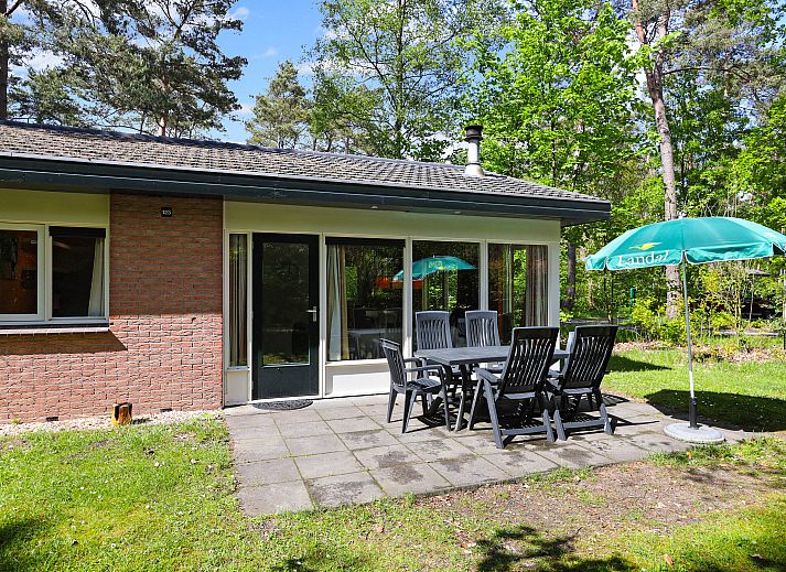 Gemuetliches Wohnzimmer mit Kamin in Heideheuvel 6-Personen-Bungalow Beekbergen Veluwe