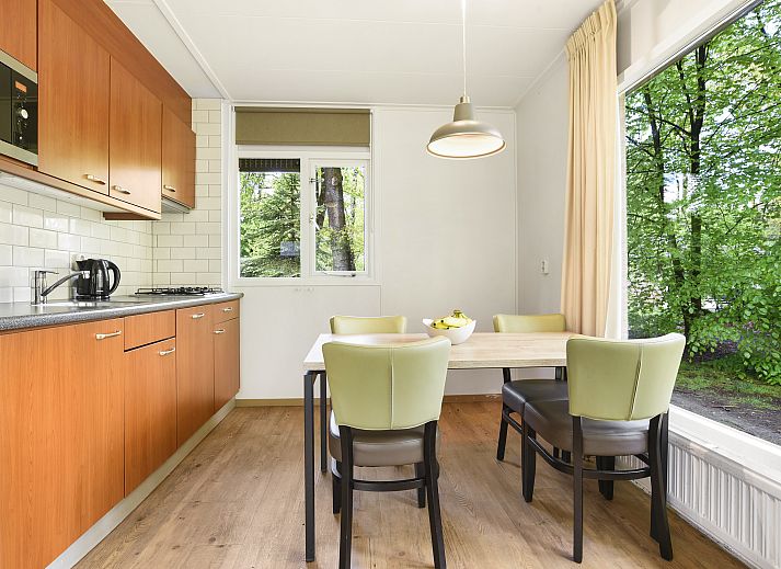 Lichte zithoek met uitzicht op de natuur in Heideheuvel bungalow 4B, Beekbergen, Gelderland.