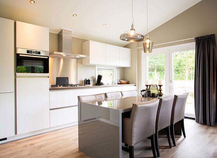 Leijhoeve 6-person wellness vacation home in Beekbergen, Veluwe, Gelderland, with a terrace and surrounded by autumn colors.