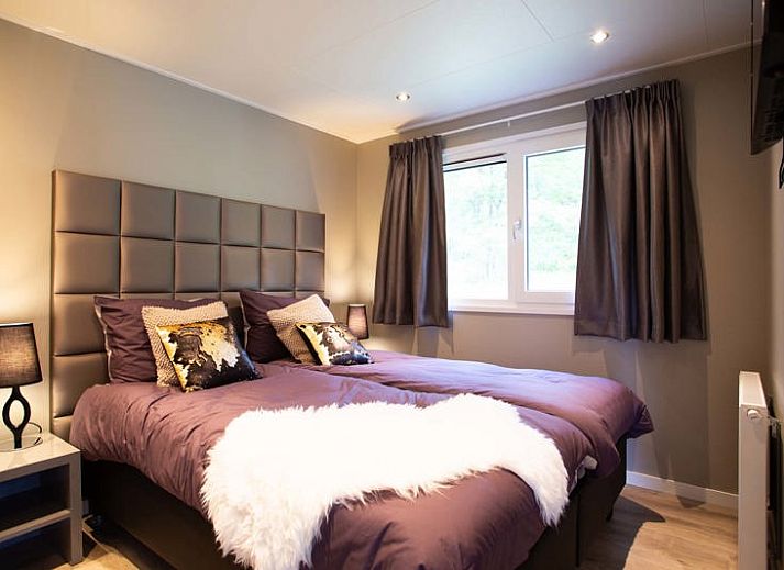 Leijhoeve 6-person wellness vacation home in Beekbergen, Veluwe, Gelderland, with a terrace and surrounded by autumn colors.