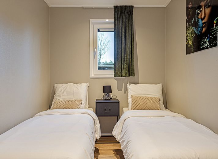 Belverdere 4-person vacation home in Beekbergen, Veluwe, Gelderland with modern veranda and green surroundings.