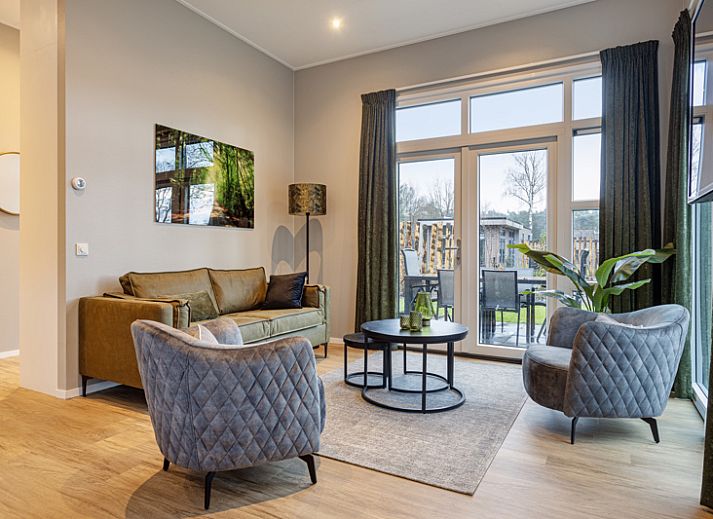 Cozy bedroom in Belverdere 4-person vacation home in Beekbergen, Veluwe, Gelderland, with a view of the peaceful countryside.
