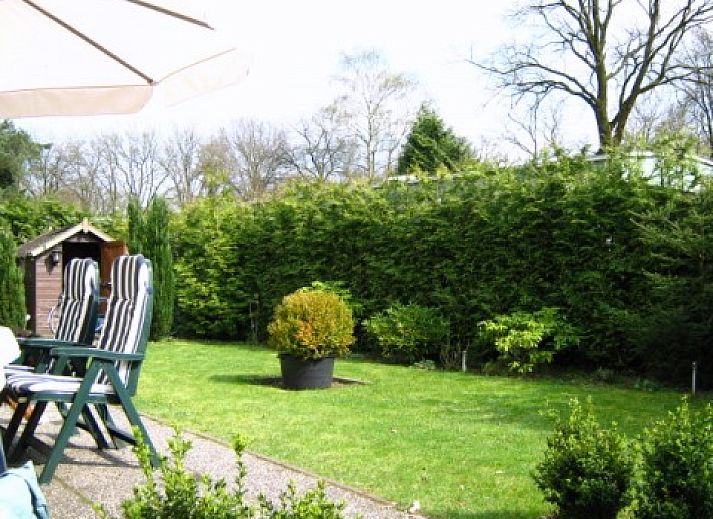 Veranda of Mobile home on the Veluwe in Harskamp, Gelderland with comfortable seating and green garden.