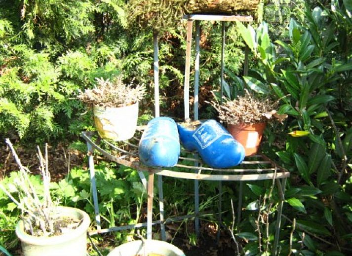 Veranda of Mobile home on the Veluwe in Harskamp, Gelderland with comfortable seating and green garden.