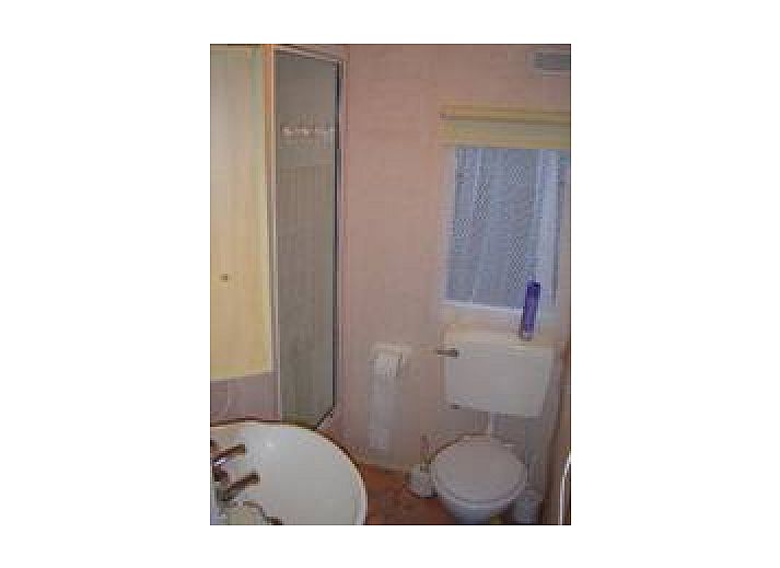 Terrace at Mobile home on the Veluwe in Harskamp, surrounded by nature and privacy providing hedges.