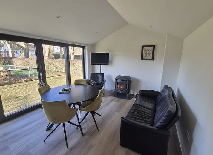 Gemuetliches Ferienhaus in Harskamp, Veluwe, umgeben von Natur und Blumenpracht, ideal fuer einen entspannten Aufenthalt in Gelderland.