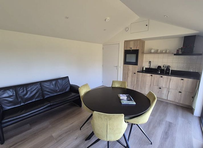 Gemuetliches Ferienhaus in Harskamp, Veluwe, umgeben von Natur und Blumenpracht, ideal fuer einen entspannten Aufenthalt in Gelderland.