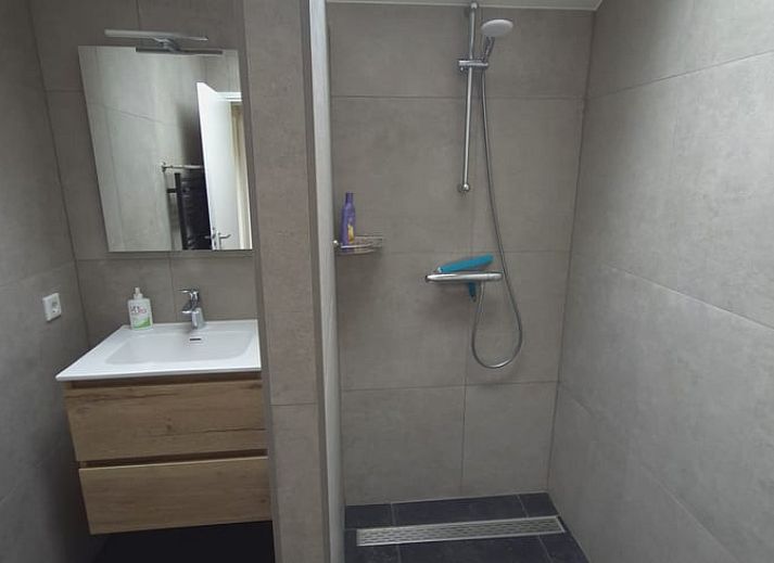 Ferienhaus in Harskamp auf der Veluwe, ein Ferienhaus inmitten der Natur in Gelderland mit einer sonnigen Terrasse und modernen Glasschiebetueren.