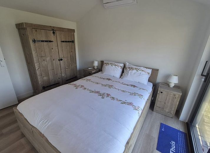 Ferienhaus in Harskamp auf der Veluwe, ein Ferienhaus inmitten der Natur in Gelderland mit einer sonnigen Terrasse und modernen Glasschiebetueren.