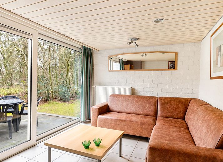 Relax on the terrace of Bungalow 4B in Kootwijk, Veluwe, Gelderland, surrounded by lush nature and peaceful forest surroundings.
