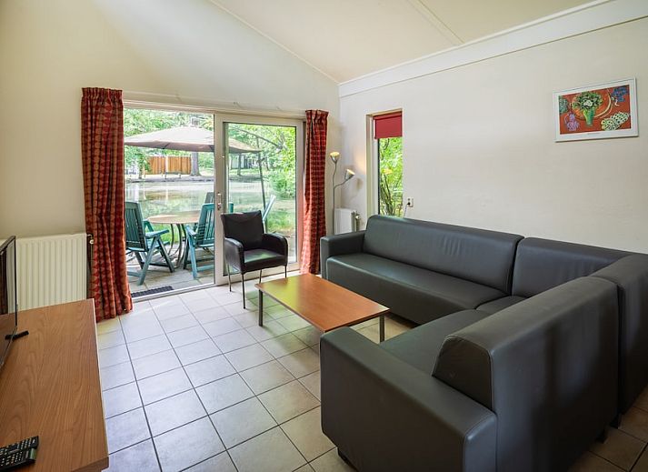 Bungalow Sauna 6C in Kootwijk, Veluwe, Gelderland surrounded by lush nature and green surroundings for a restful stay.