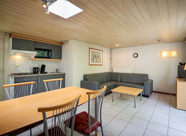 Bungalow 2A in Kootwijk, Veluwe, Gelderland, omringd door groene natuur, ideaal vakantiehuis voor rust en ontspanning.