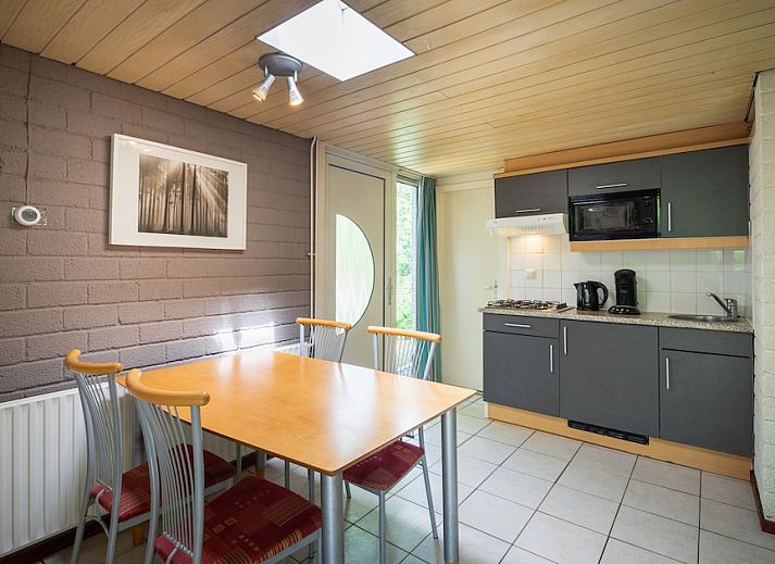 Bungalow 2A in Kootwijk, Veluwe, Gelderland, omringd door groene natuur, ideaal vakantiehuis voor rust en ontspanning.