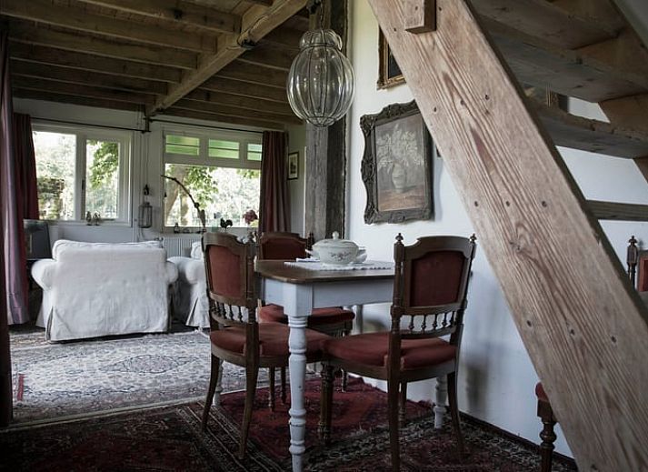 Huisje in Kootwijk, vakantiehuis omringd door bloemenweide in Veluwe, Gelderland.