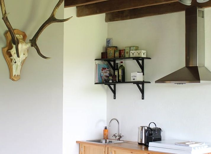 Sfeervolle slaapkamer in Huisje in Kootwijk, Veluwe, met comfortabel bed en rustieke details.