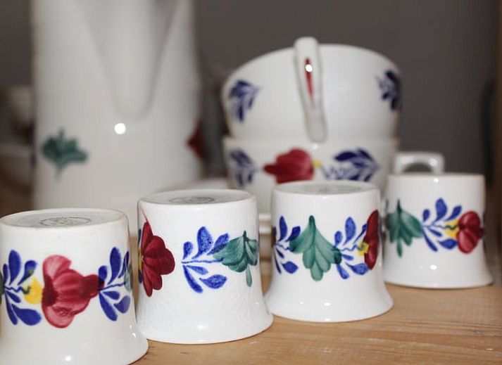 Sneeuwlandschap met pony bij Huisje in Kootwijk, Veluwe, ideaal voor winterse wandelingen.