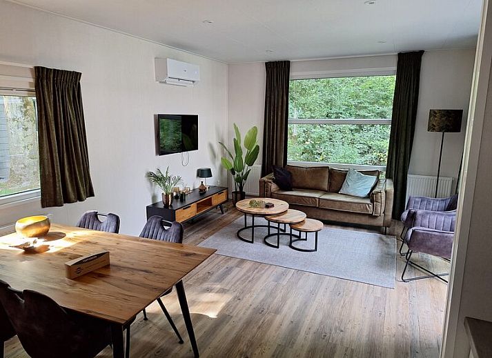 Gezellige slaapkamer van Module Flat Roof 4 personen in Ede, Veluwe, Gelderland, met grote ramen en comfortabel bed.