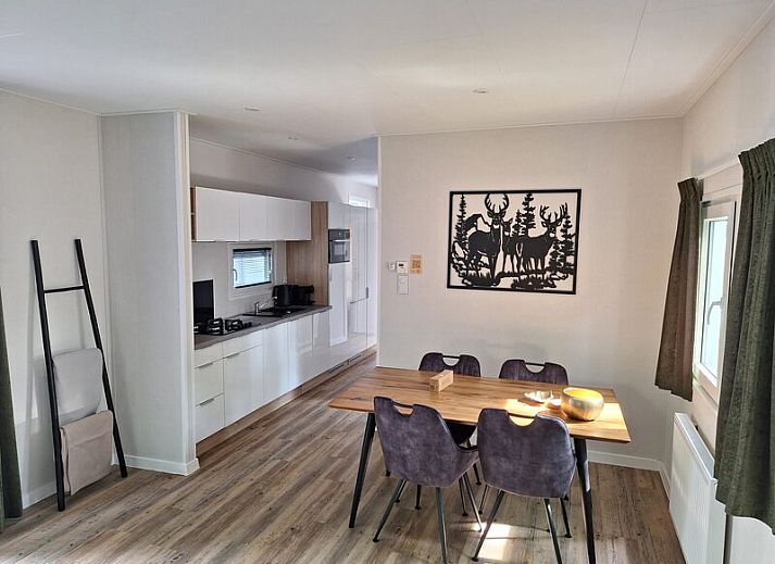 Gezellige slaapkamer van Module Flat Roof 4 personen in Ede, Veluwe, Gelderland, met grote ramen en comfortabel bed.