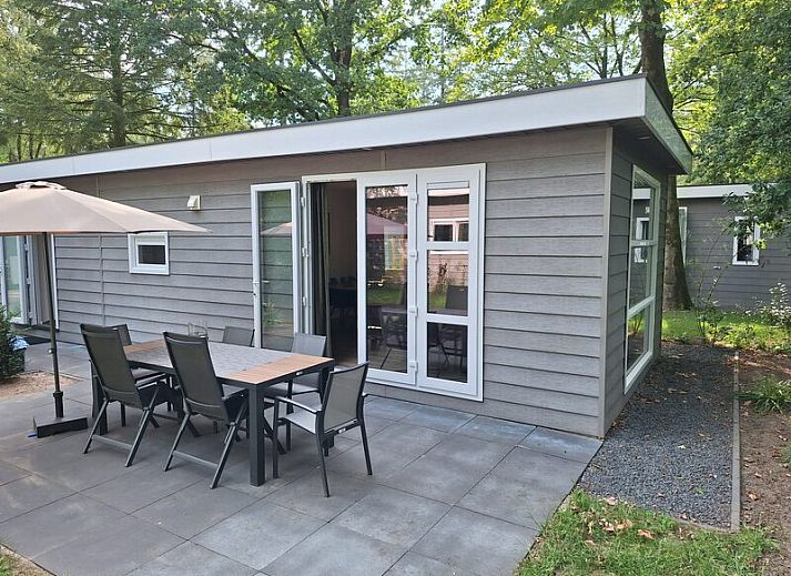 Gezellige slaapkamer van Module Flat Roof 4 personen in Ede, Veluwe, Gelderland, met grote ramen en comfortabel bed.
