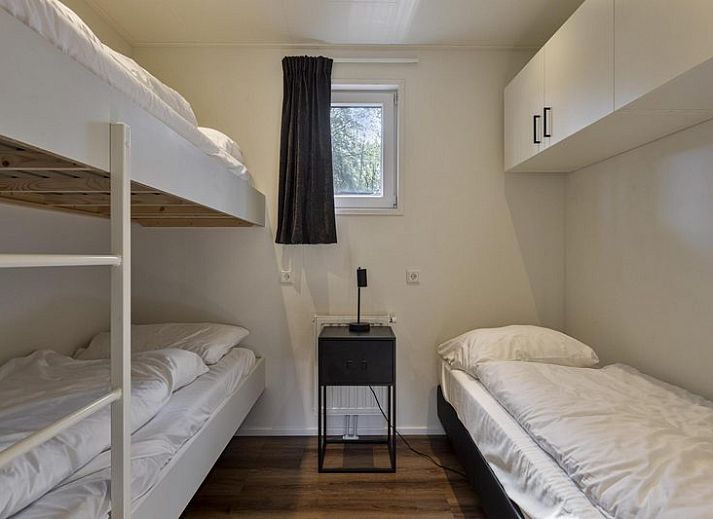 Terras van Module Wood 5 personen vakantieaccommodatie in Ede Veluwe met ligstoelen en groene omgeving.