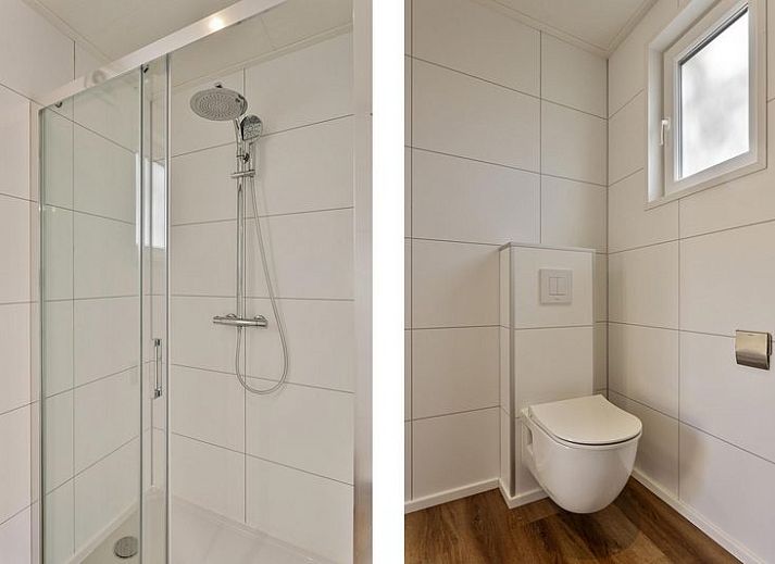 Terras van Module Wood 5 personen vakantieaccommodatie in Ede Veluwe met ligstoelen en groene omgeving.