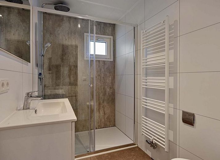 Cozy family enjoys the hot tub at Ferox 5 person Wellness in Ede, Veluwe.