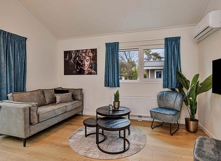 Cozy family enjoys the hot tub at Ferox 5 person Wellness in Ede, Veluwe.