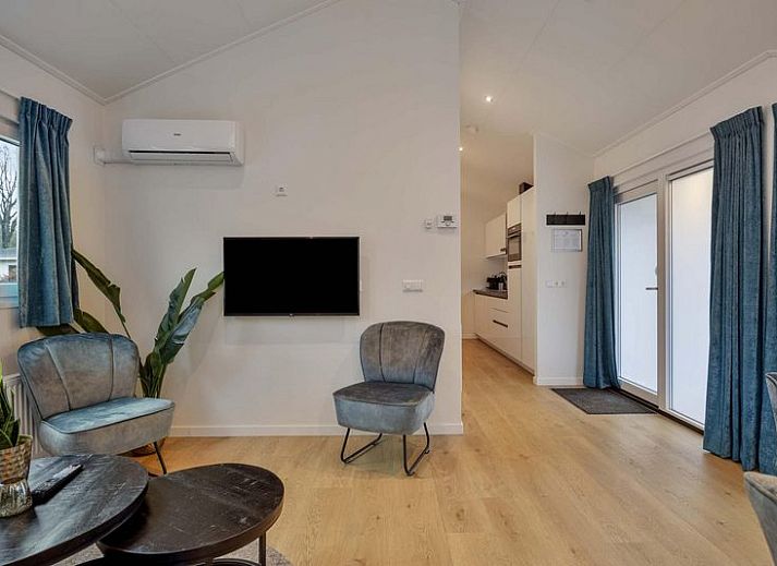 Cozy family enjoys the hot tub at Ferox 5 person Wellness in Ede, Veluwe.