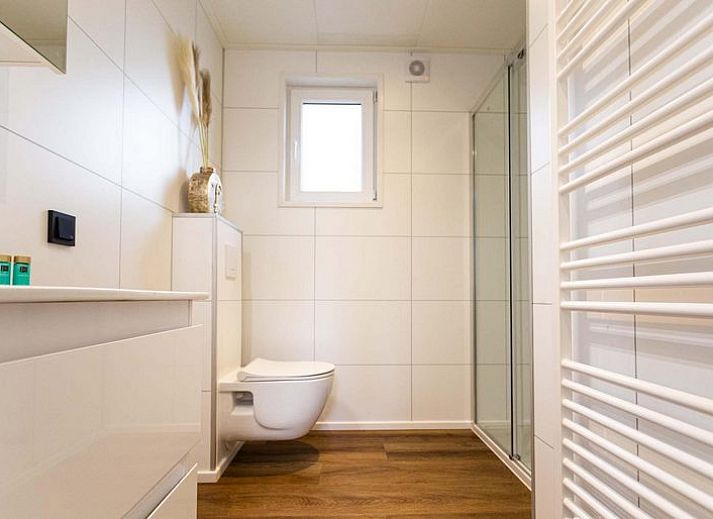 Module Wood 4 persons vacation home in Ede, Veluwe with modern wooden exterior and terrace in natural surroundings.