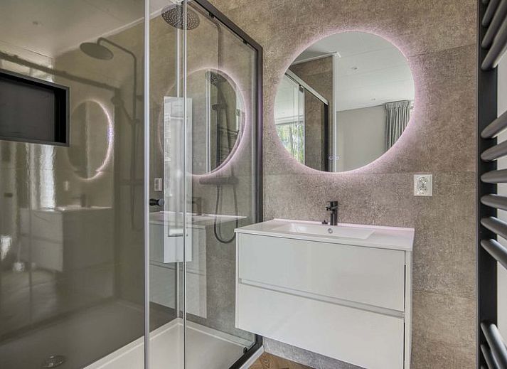 Bedroom in Veluwehoeve 4 persons MIVA, Ede, with modern interior and adjoining bathroom, perfect vacation accommodation in the Veluwe.