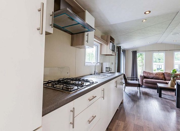 Komfortables Schlafzimmer in einem Ferienhaus fuer 6 Personen in Ede, Veluwe, Gelderland mit grossem Fenster.