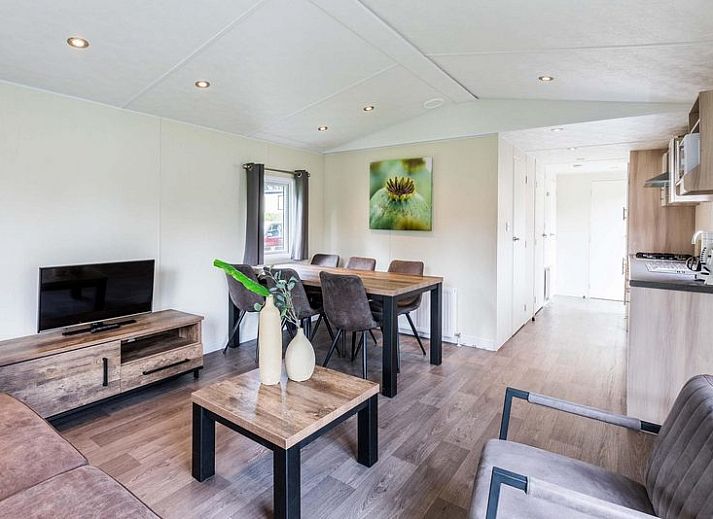 Komfortables Schlafzimmer in einem Ferienhaus fuer 6 Personen in Ede, Veluwe, Gelderland mit grossem Fenster.