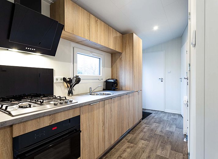 Modern bathroom in vacation home Luna, Ede, Veluwe, with shower and toilet.