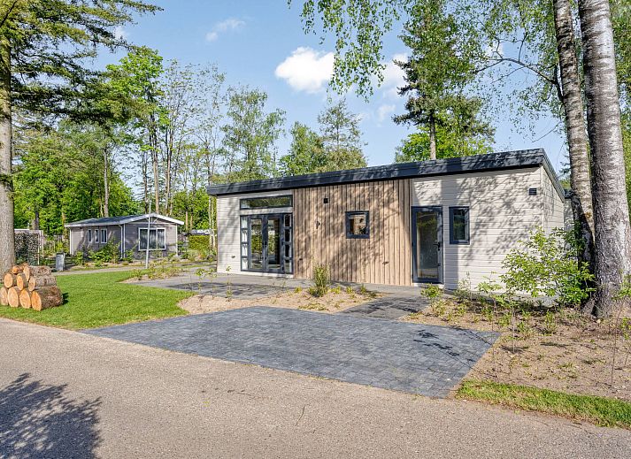 Modul Nova Ferienhaus in Ede, Veluwe, Gelderland mit modernem ueren und grner Umgebung.