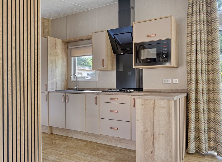 Einbaukche des Ferienhauses Module Nova in Ede, Veluwe, mit Blick auf den Garten.