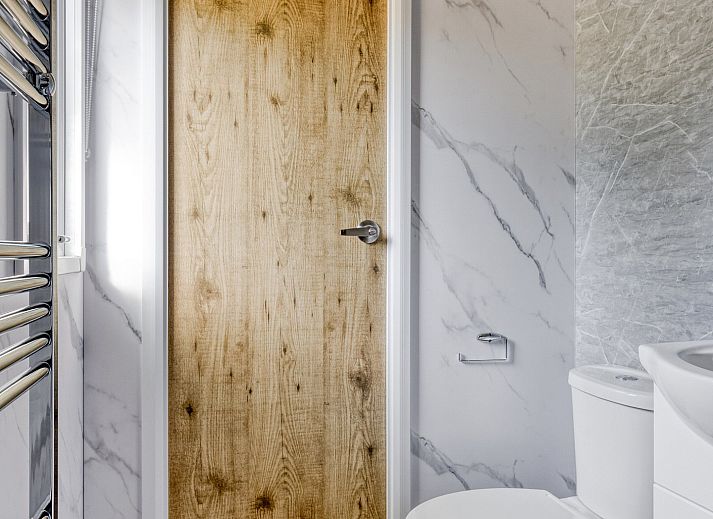 Moderne Kche im Ferienhaus Module Nova, Ede, Veluwe, mit Holzverkleidung.