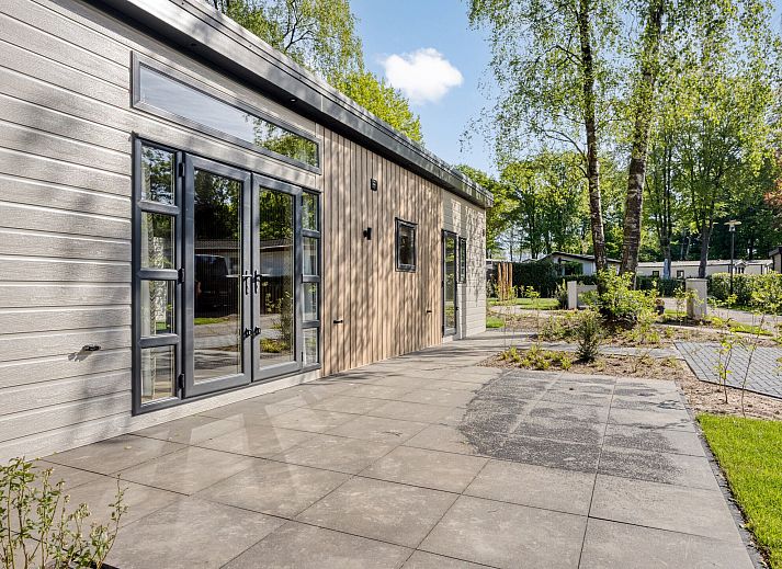 Moderne Kche im Ferienhaus Module Nova, Ede, Veluwe, mit Holzverkleidung.
