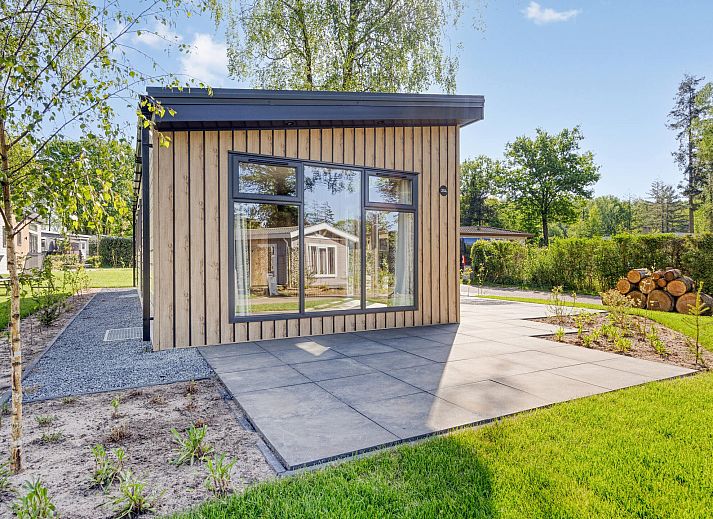 Moderne Kche im Ferienhaus Module Nova, Ede, Veluwe, mit Holzverkleidung.