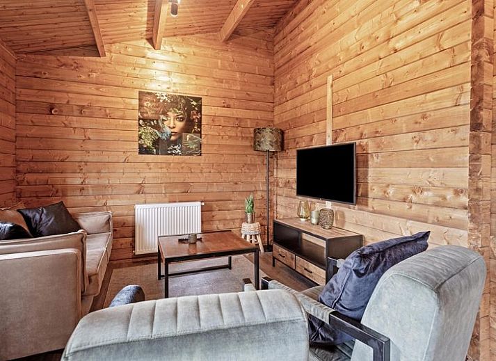 Gemuetliches Schlafzimmer in Blokhut 4 Personen, Ede, Veluwe, Gelderland, mit Holzeinrichtung und bequemem Bett.