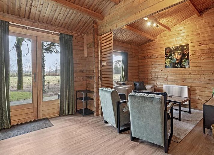 Gemuetliches Schlafzimmer in Blokhut 4 Personen, Ede, Veluwe, Gelderland, mit Holzeinrichtung und bequemem Bett.