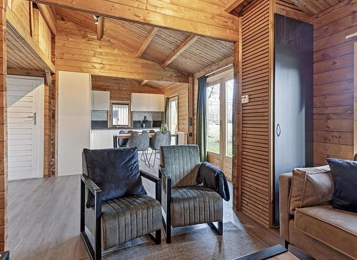 Gemuetliches Schlafzimmer in Blokhut 4 Personen, Ede, Veluwe, Gelderland, mit Holzeinrichtung und bequemem Bett.