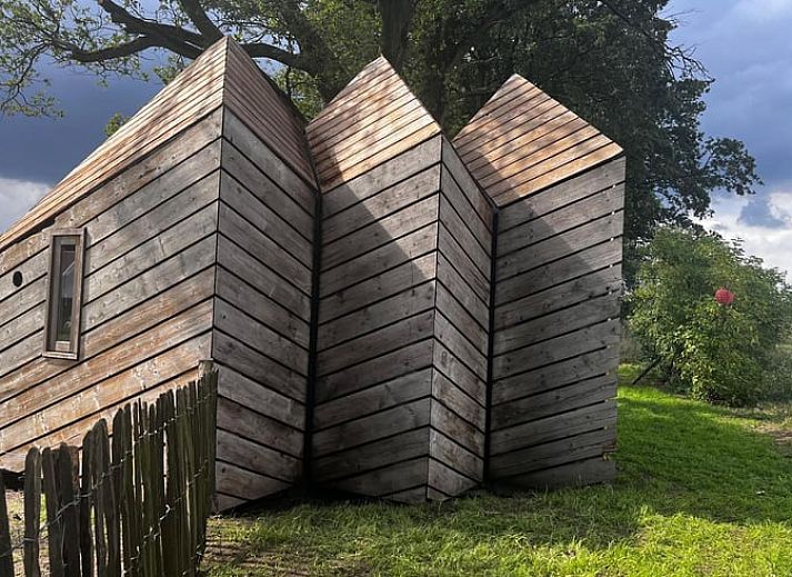 Ferienhaus in Ede, Veluwe, mit rustikaler Holzausstattung und natuerlicher Umgebung.