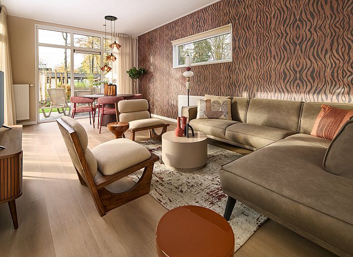 Stilvolles Wohnzimmer des Ferienhauses Wilgenhof in Ede, Veluwe, mit modernen Mbeln und Blick auf die Terrasse.