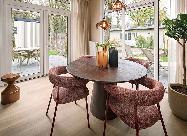 Stilvolles Wohnzimmer des Ferienhauses Wilgenhof in Ede, Veluwe, mit modernen Mbeln und Blick auf die Terrasse.