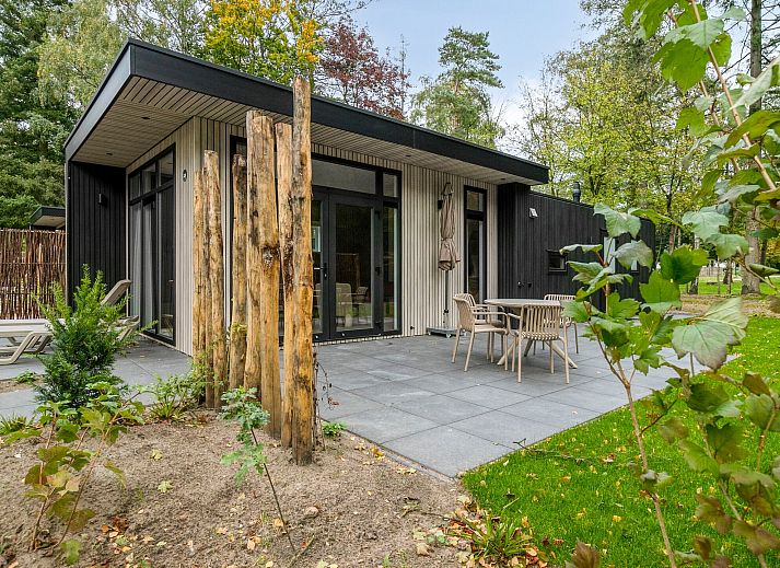 Stilvolles Wohnzimmer des Ferienhauses Wilgenhof in Ede, Veluwe, mit modernen Mbeln und Blick auf die Terrasse.