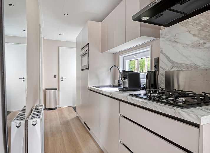 Stilvolles Wohnzimmer des Ferienhauses Wilgenhof in Ede, Veluwe, mit modernen Mbeln und Blick auf die Terrasse.