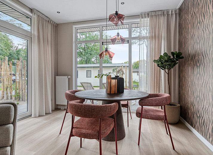 Auenansicht des Ferienhauses Wilgenhof in Ede, Veluwe, mit groer Terrasse und umliegender Natur.